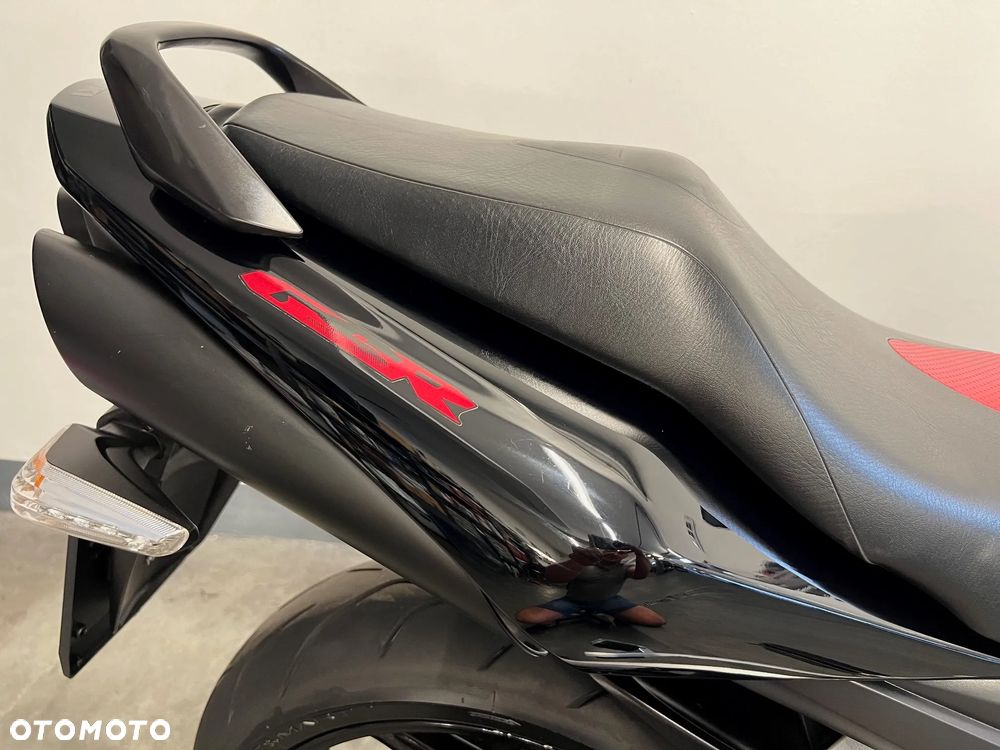 Suzuki GSR - 33
