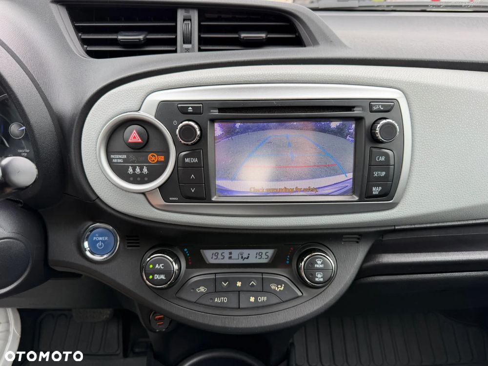 Toyota Yaris Hybrid 100 Premium - 31