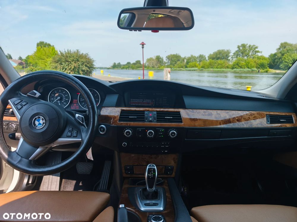 BMW Seria 5 550i - 14