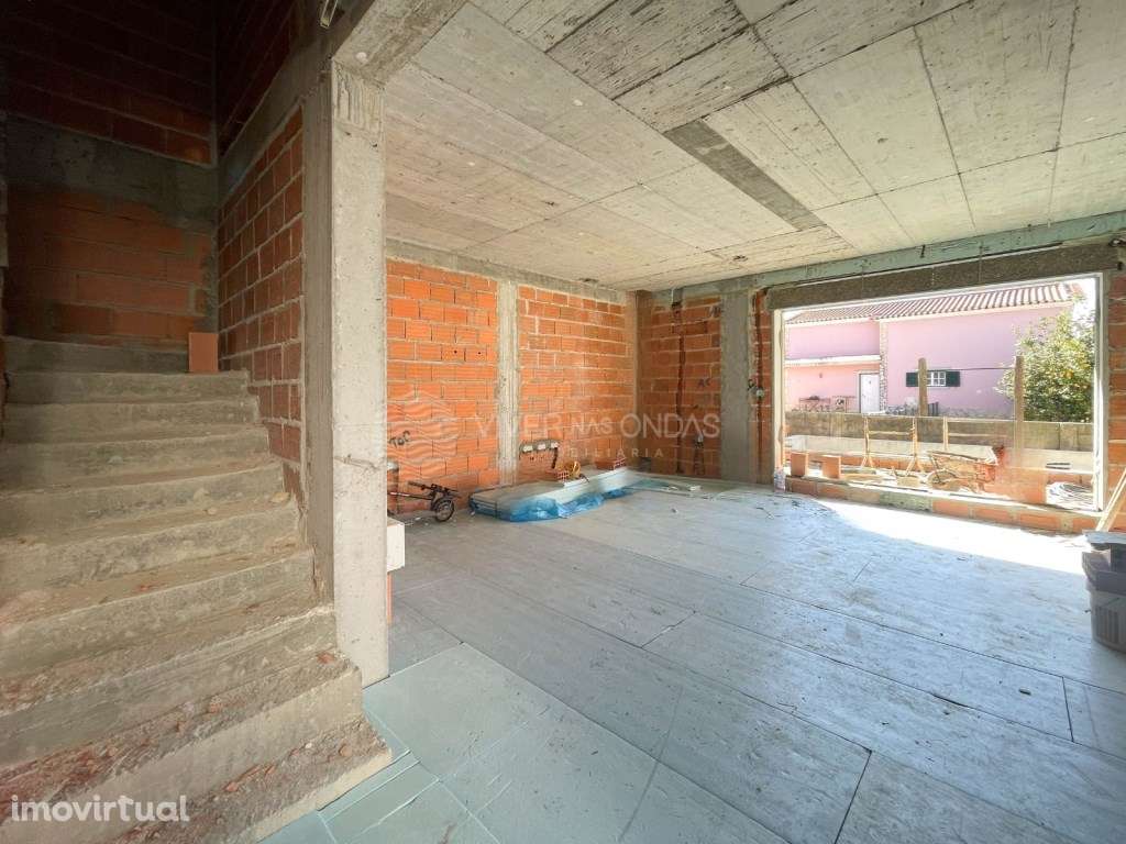 Moradia Geminada T4 - 3 Suítes, Piscina e Garagem - Fernão Ferro - Grande imagem: 2/9