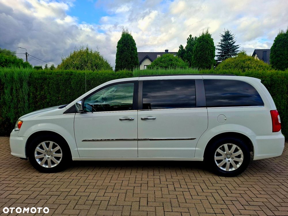 Chrysler Town & Country - 2