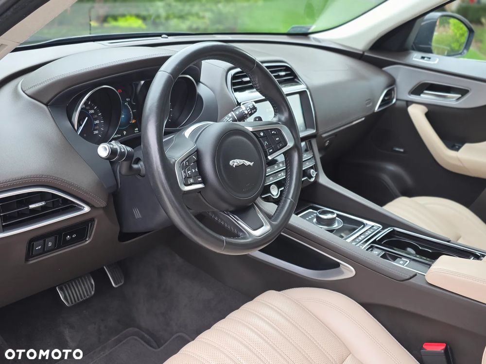 Jaguar F-Pace P250 AWD R-Dynamic Black - 17