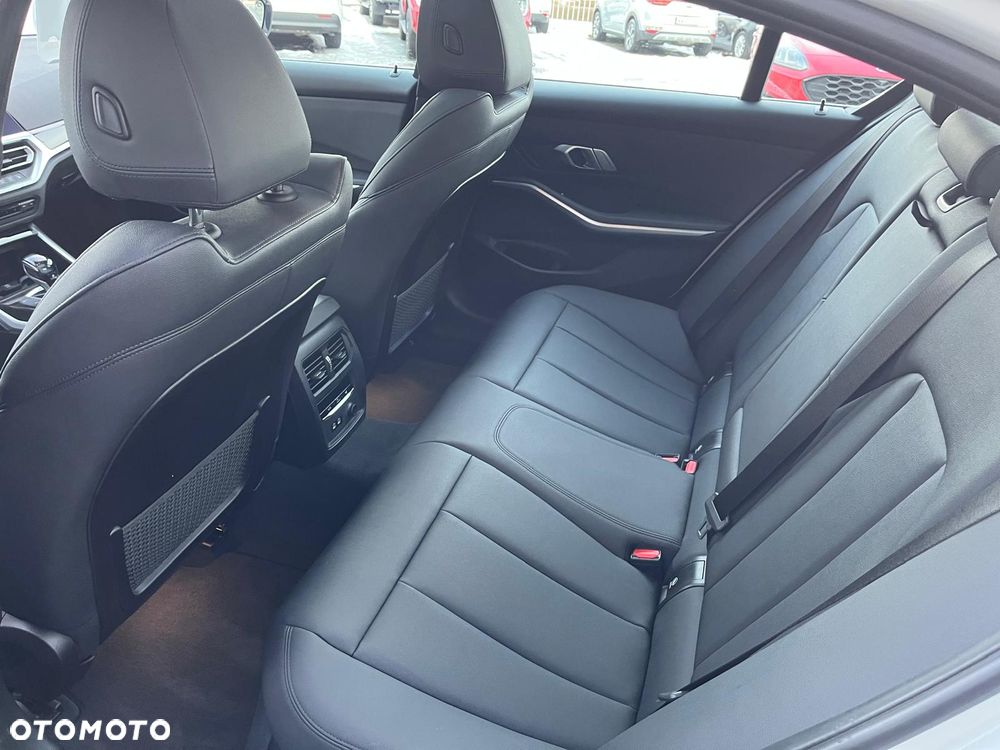 BMW Seria 3 330i xDrive - 17