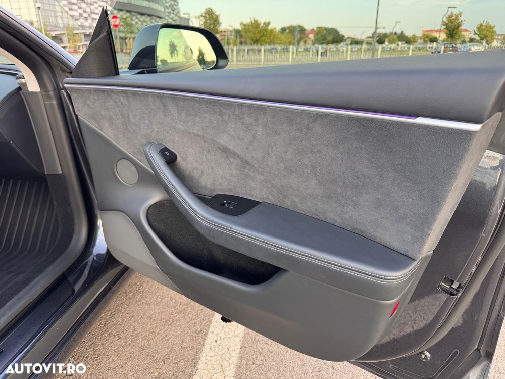 Tesla Model 3 Long Range - 23