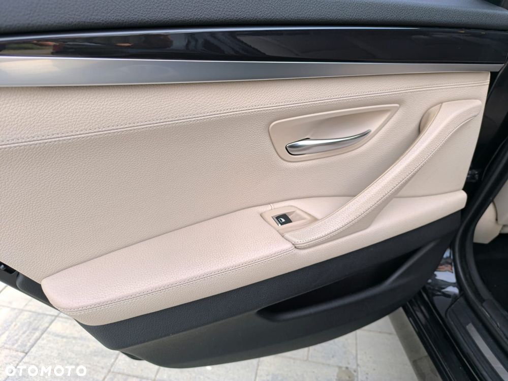 BMW Seria 5 520d xDrive - 24