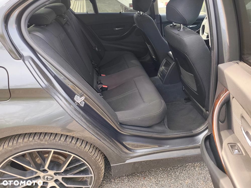 BMW Seria 3 330d xDrive Luxury Line - 36