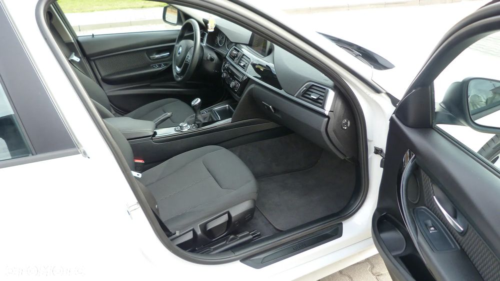 BMW Seria 3 318d Touring Sport Line - 19