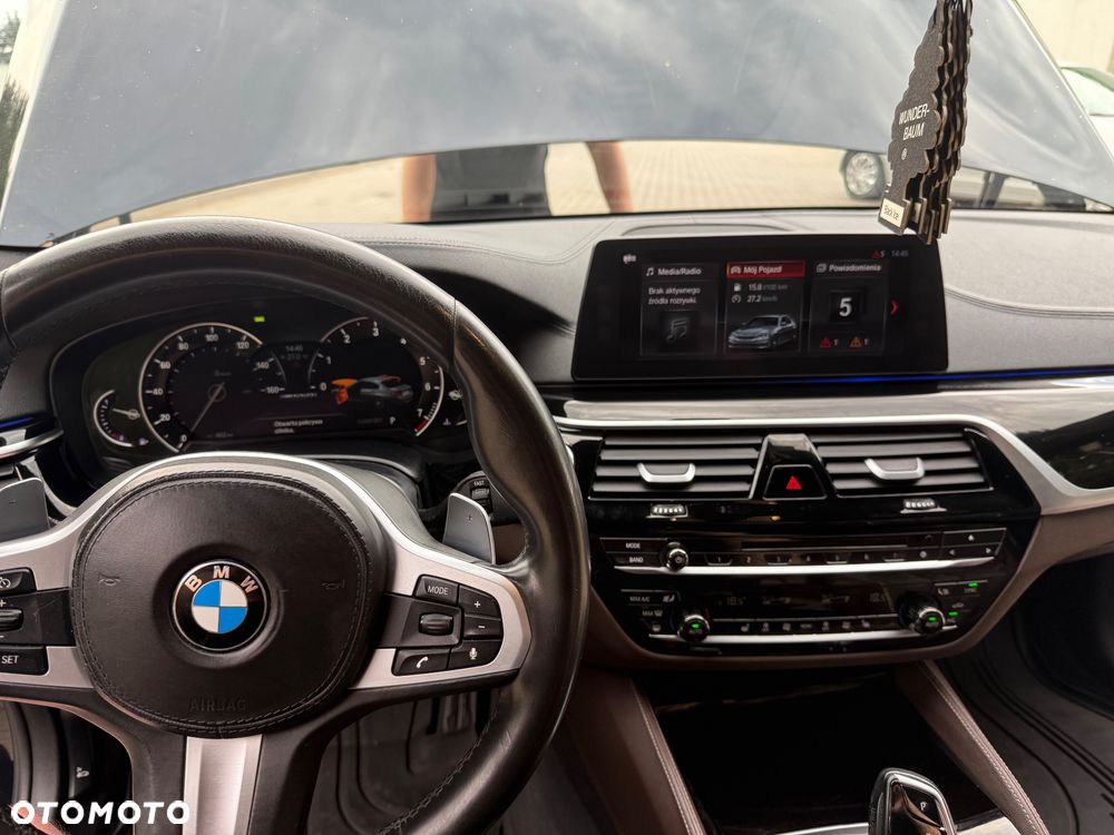 BMW Seria 5 M550i xDrive sport - 12