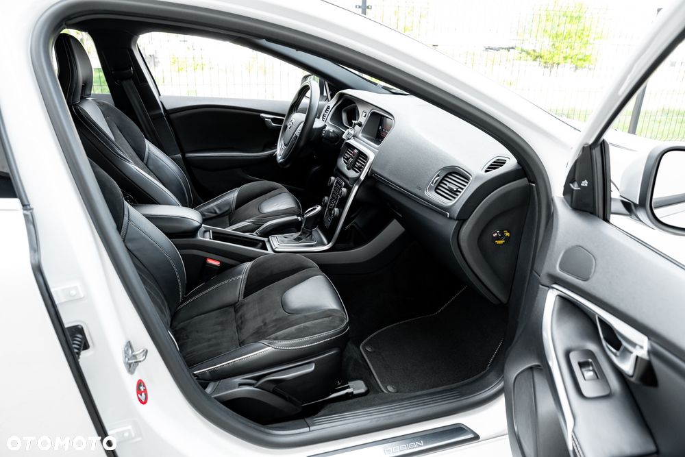 Volvo V40 D2 Geartronic RDesign - 24