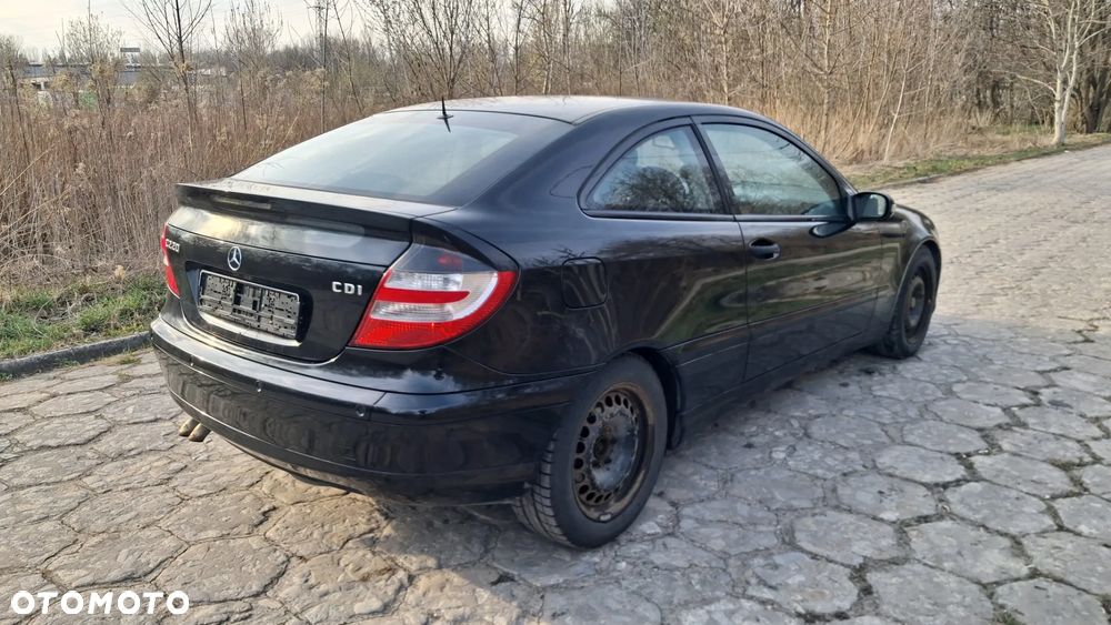 Na części MERCEDES C KLASA COUPE W203 C220 silnik 2.2 CDI OM 646.963 lakier C197 skrzynia maska zderzak drzwi klapa szyba fotel kanapa lusterko lampa deska GWARANCJA !!! Przód Tył Zestaw Komplet Drzwi Klapa Zderzak Błotnik Maska Grill Atrapa Szyba Pas Lampa Lusterko Boczki Fotel Kanapa Kokpit Deska Rozdzielcza Przełącznik Włącznik Sterownik Przewody Wiązka Instalacja Moduł Komputer Czujnik Listwa Pompa Alternator Wtryski Głowica Rozrusznik Kompresor Sprzęgło Dwumas Silnik  Skrzynia ABS Klimatyzacji Paliwa Wspomagania Kolektor Turbina Przepustnica Zawór Chłodnica Koło Hak Belka Sanki Zawieszenie Mcpherson Półoś Amortyzator Wydech Tłumik Zacisk Most - 4