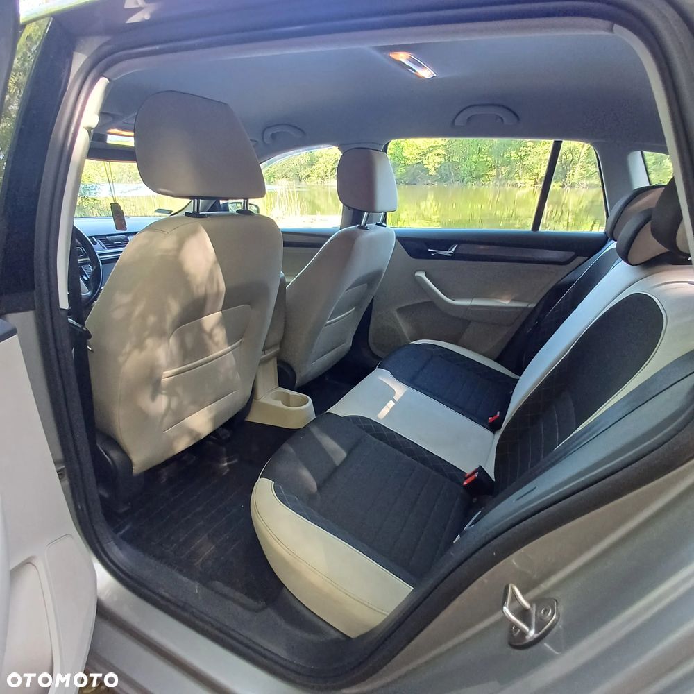 Skoda RAPID Spb 1.0 TSI Style - 28