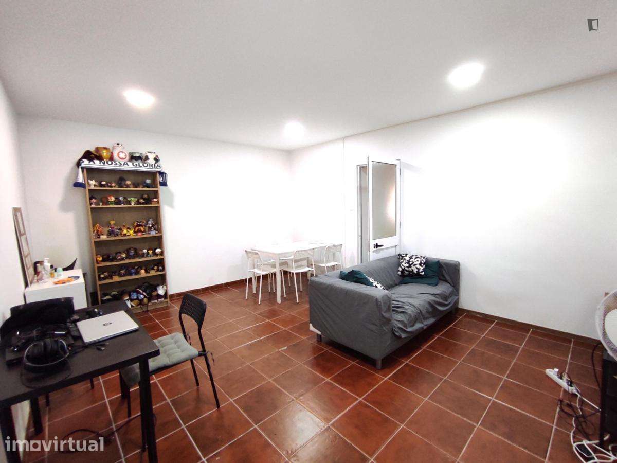 Quarto - localizado em Miragaia Porto - Grande imagem: 5/8