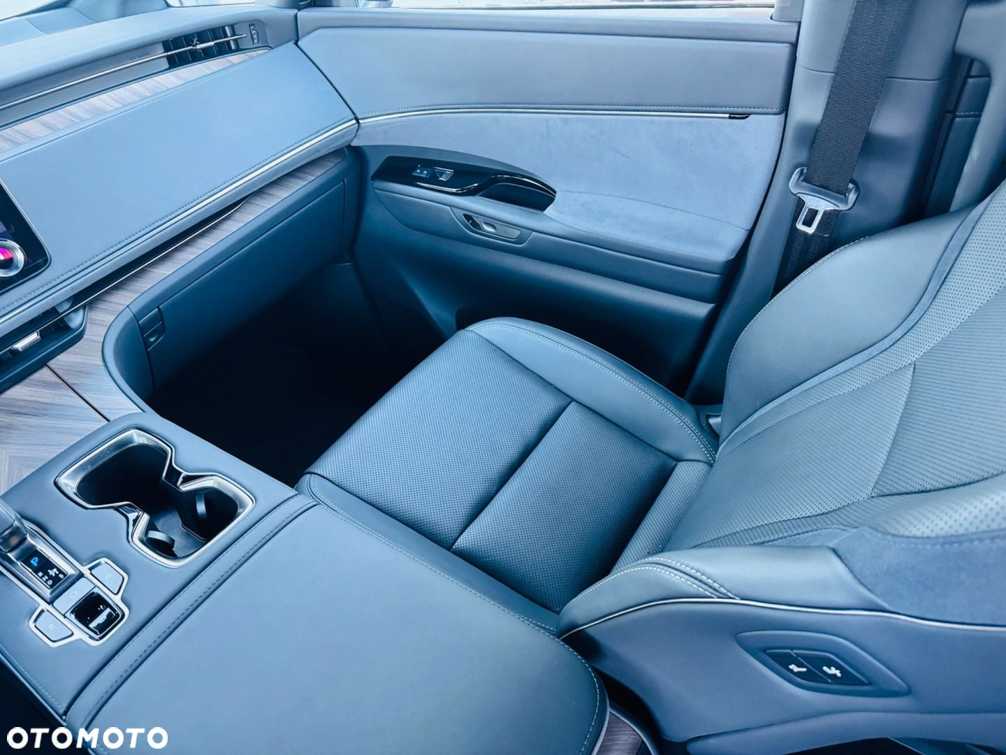 Lexus LM - 24