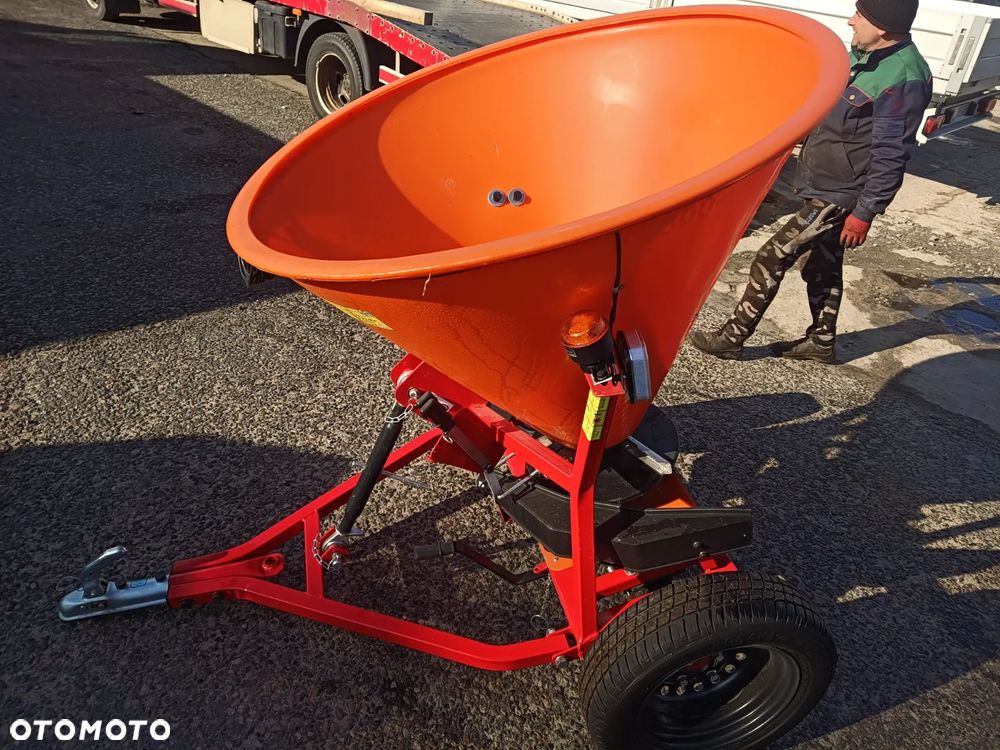 Pronar Posypywarka T-130, T-131, T-132, Piaskarka, Solarka, Rozsiewacz wapna i nawozów RCW, Piaskarka komunalna, solarka rozsiewacz piasku soli KŁOS, Rozsiewacz komunalny N 065 POM Augustów, Pług odśnieżny prosty, łamany, strzałka Ursus, Inter-Tech, Pronar - 25