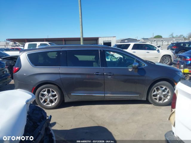 Chrysler Pacifica - 6