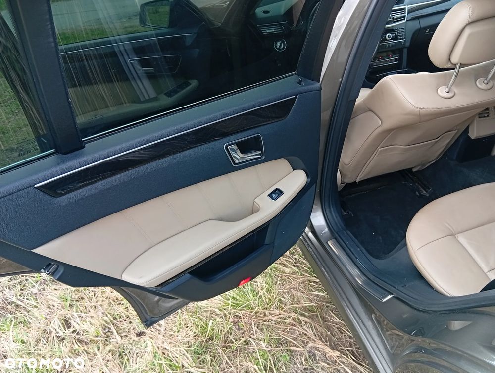 Mercedes-Benz Klasa E 300 CDI DPF BlueEFFICIENCY 7G-TRONIC Avantgarde - 22
