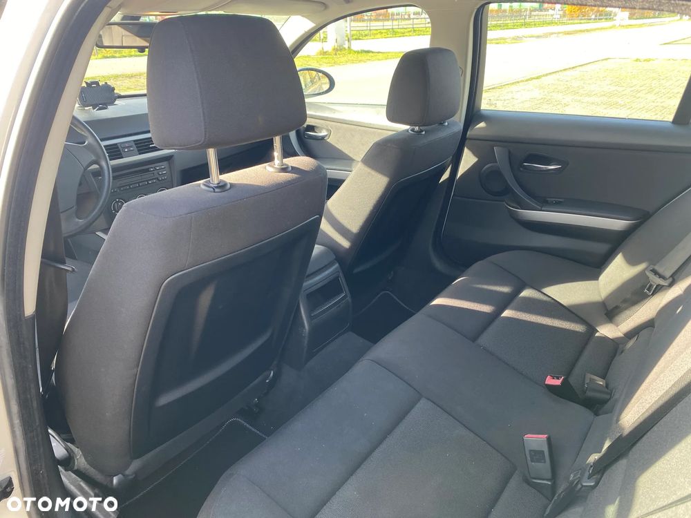 BMW Seria 3 318i Touring - 14