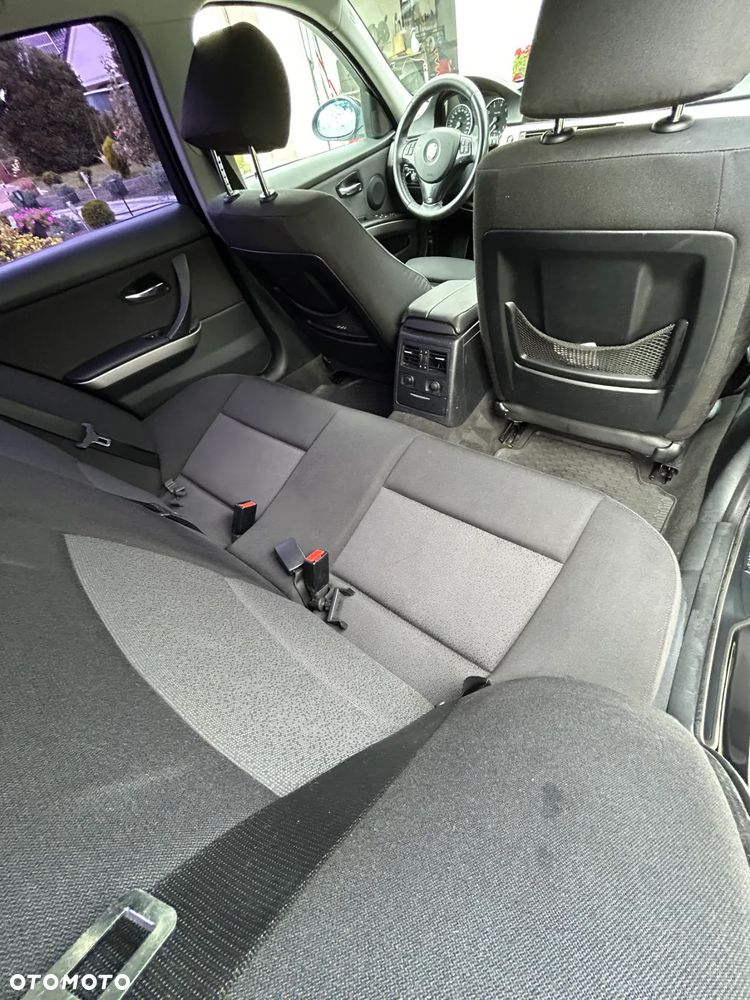 BMW Seria 3 318i Touring - 26