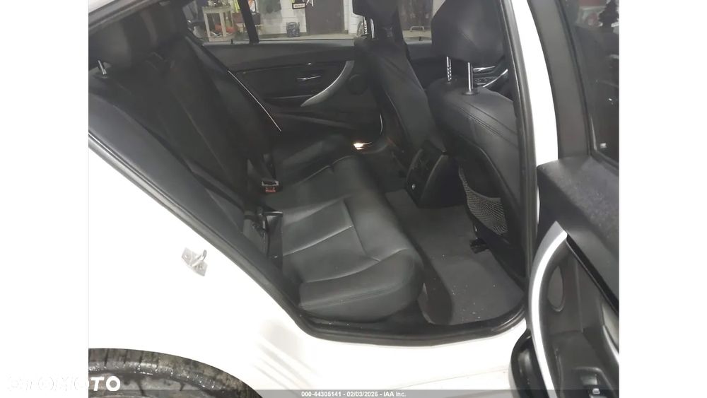 BMW Seria 3 330i xDrive - 10