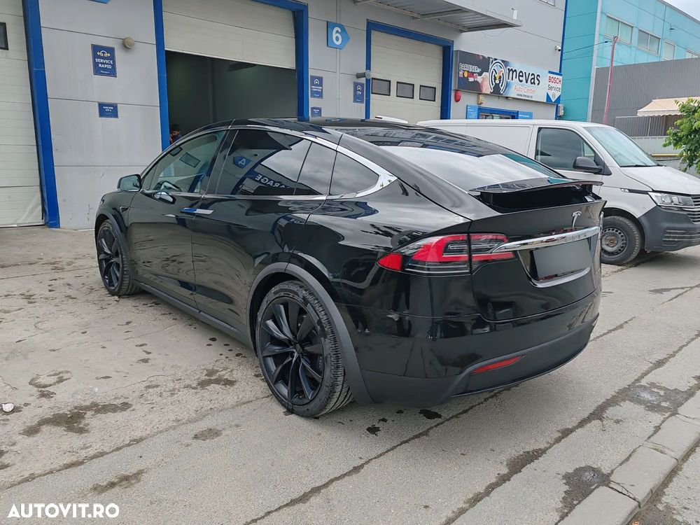 Tesla Model X - 23