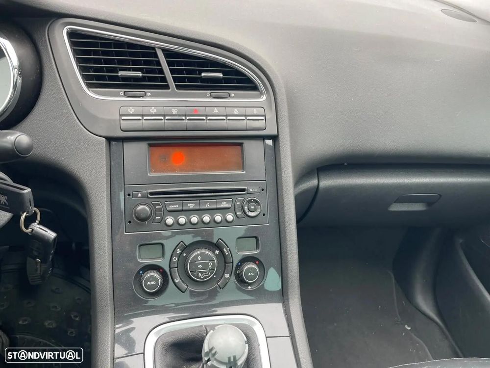 Peugeot 5008 - 8