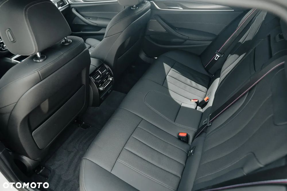 BMW Seria 5 520d xDrive Touring M Sport Edition - 31