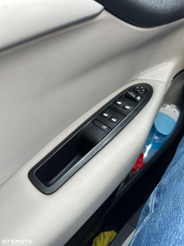 Citroën C4 1.6 HDi Equilibre Pack - 21