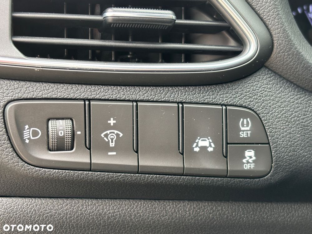 Hyundai i30 blue Kombi 1.4 Classic Navigation - 37