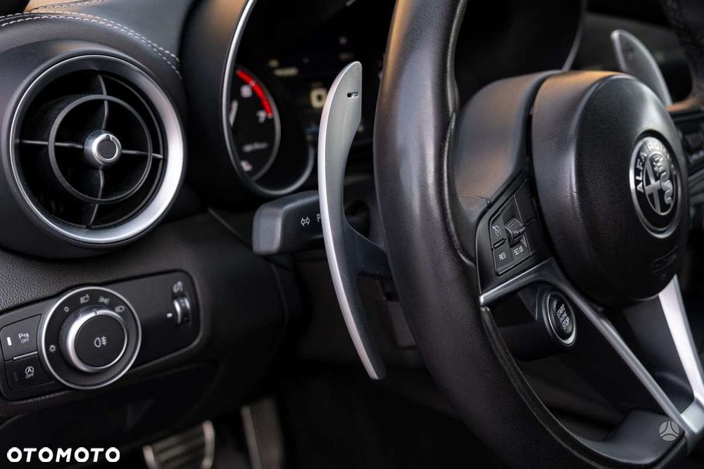 Alfa Romeo Giulia 2.0 Turbo 16V AT8 Veloce - 11