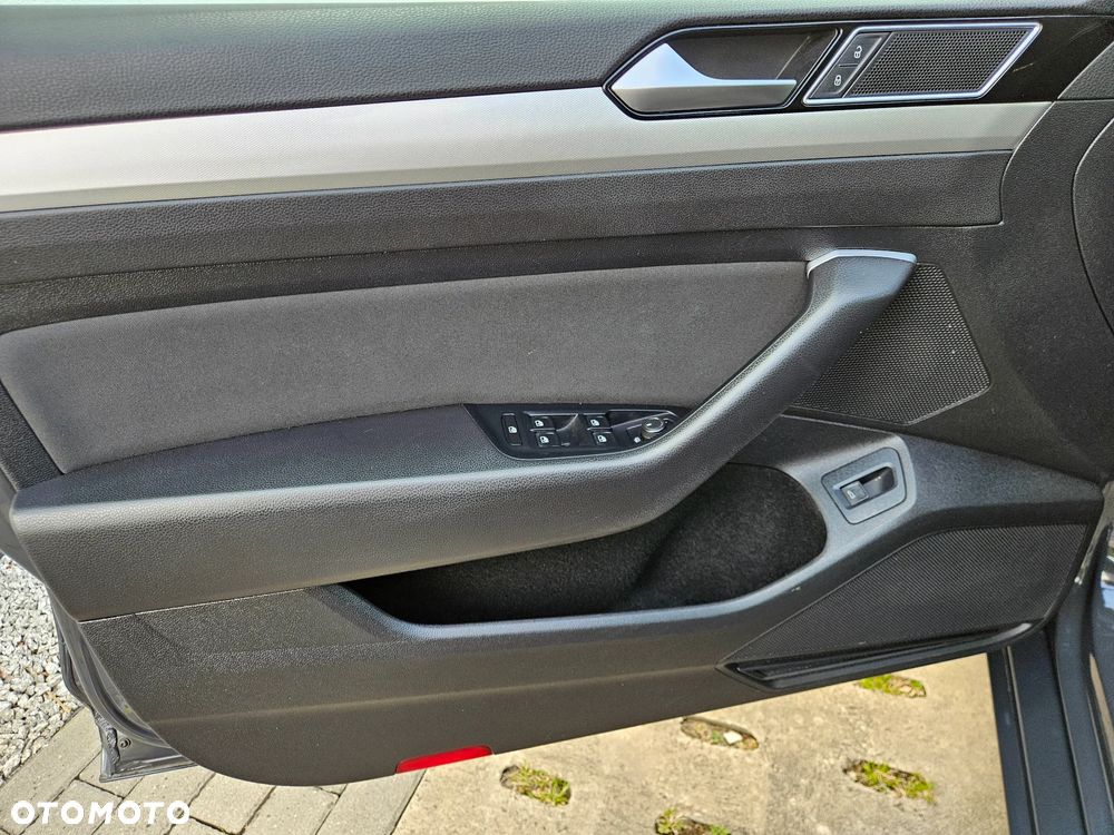Volkswagen Passat 2.0 TDI SCR DSG Comfortline - 30
