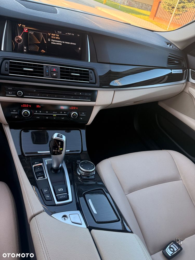 BMW Seria 5 528i xDrive Sport-Aut Luxury Line - 29
