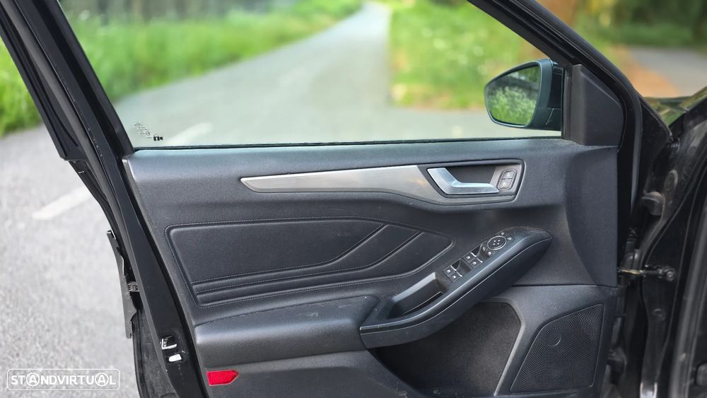 Ford Focus 1.0 EcoBoost S&S ST-LINE X - 23