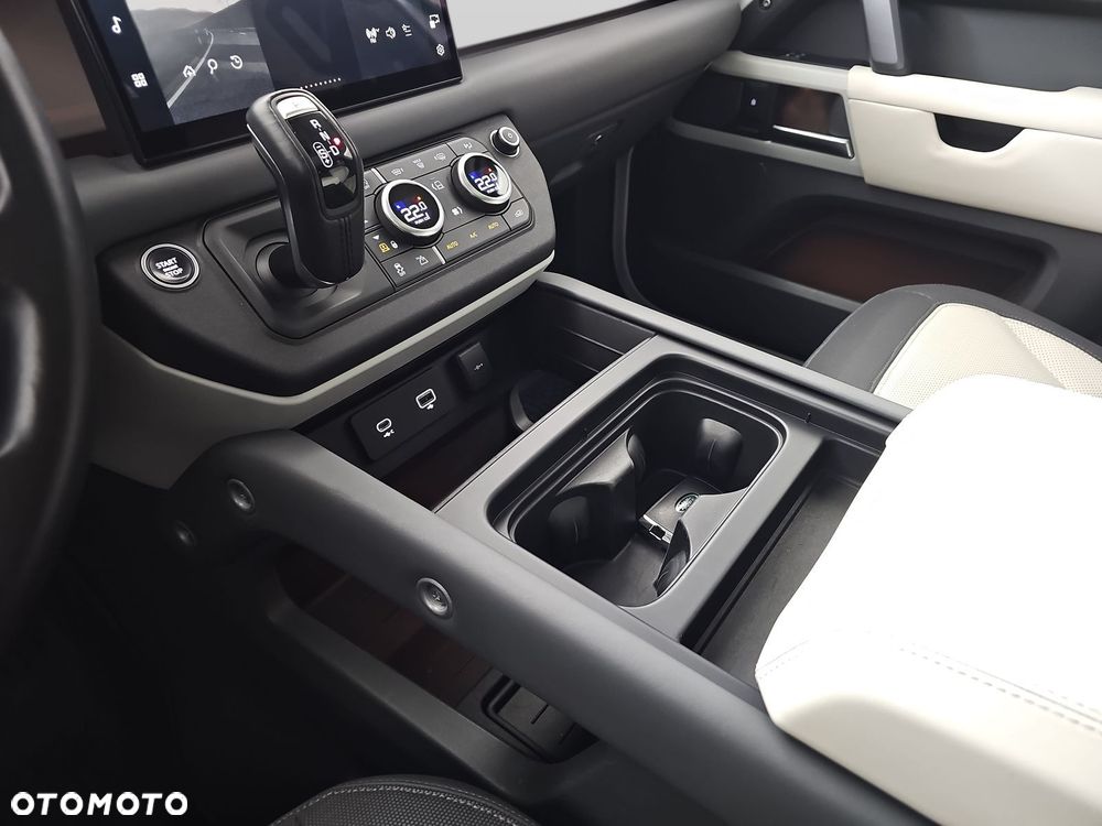 Land Rover Defender 3.0 D300 mHEV X-Dynamic HSE - 40