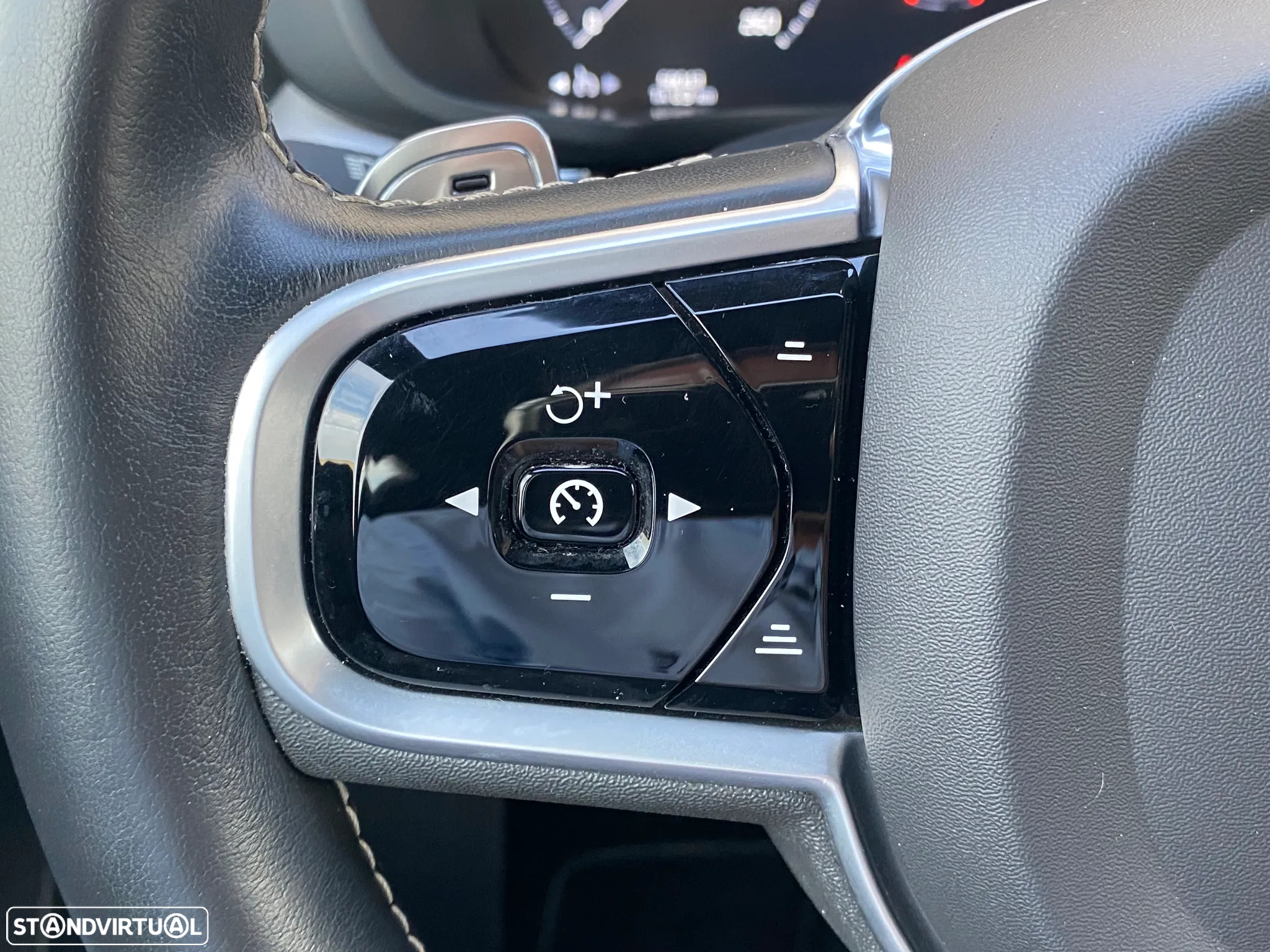 Volvo XC 60 2.0 D4 R-Design Geartronic - 33