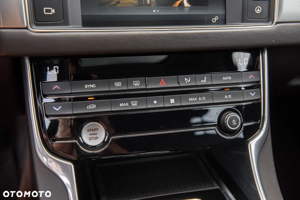 Jaguar XF 20d Sportbrake Portfolio - 23