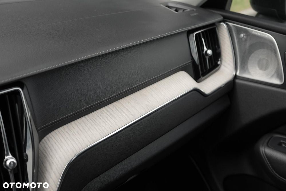 Volvo XC 60 B6 B AWD Ultimate Dark - 32