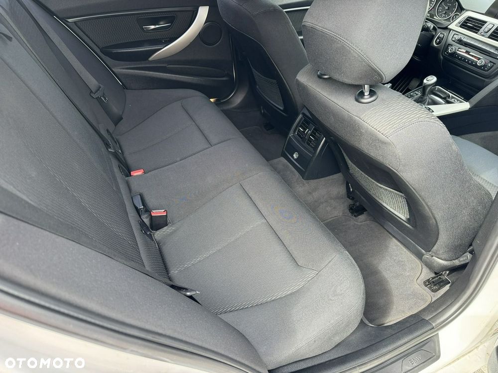BMW Seria 3 318d - 23