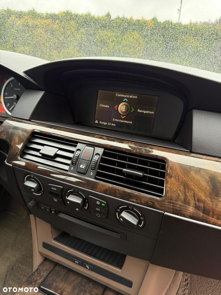 BMW Seria 5 525d - 29