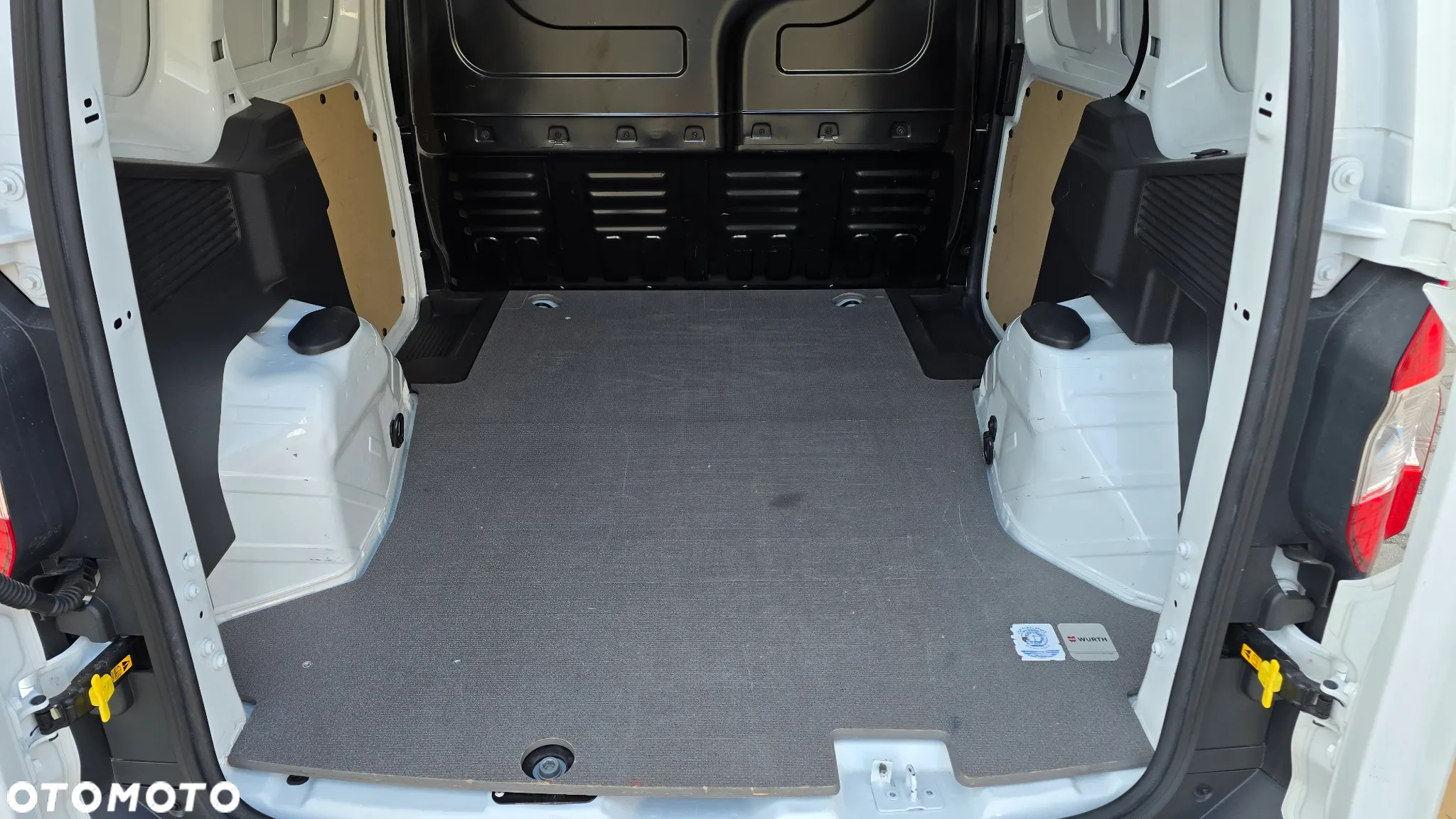 Ford Transit Courier - 21