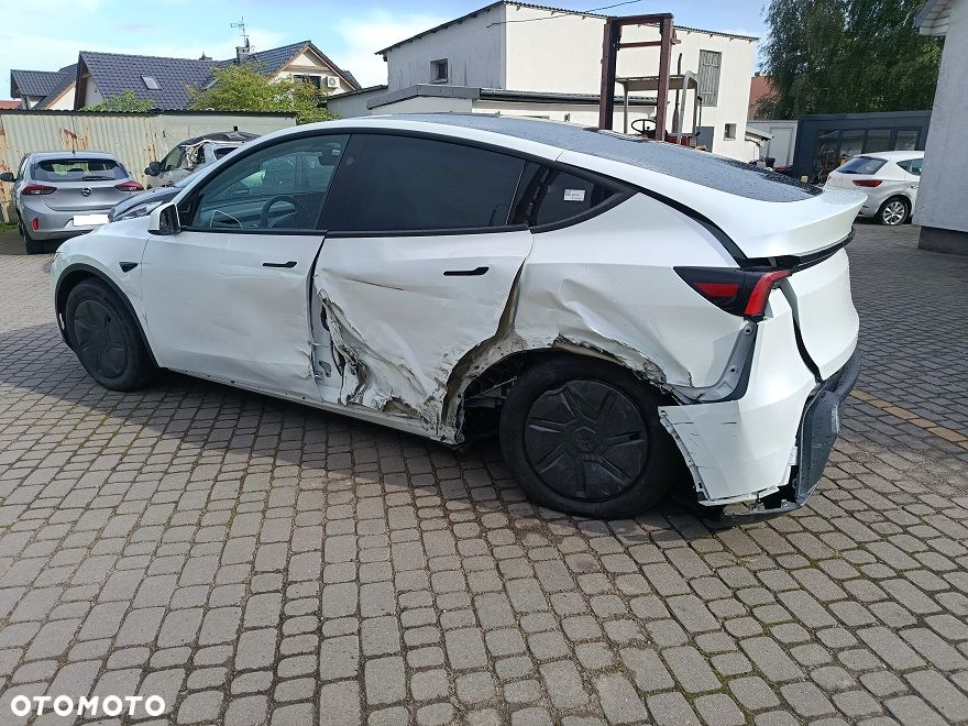 Tesla Model Y - 7