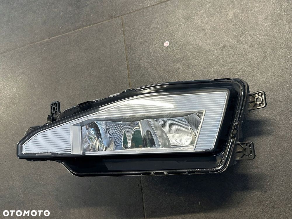 Przednie światło przeciwmgielne prawe VW Passat nowa 3G0941700 - 2