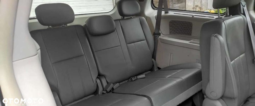 Chrysler Town & Country - 33