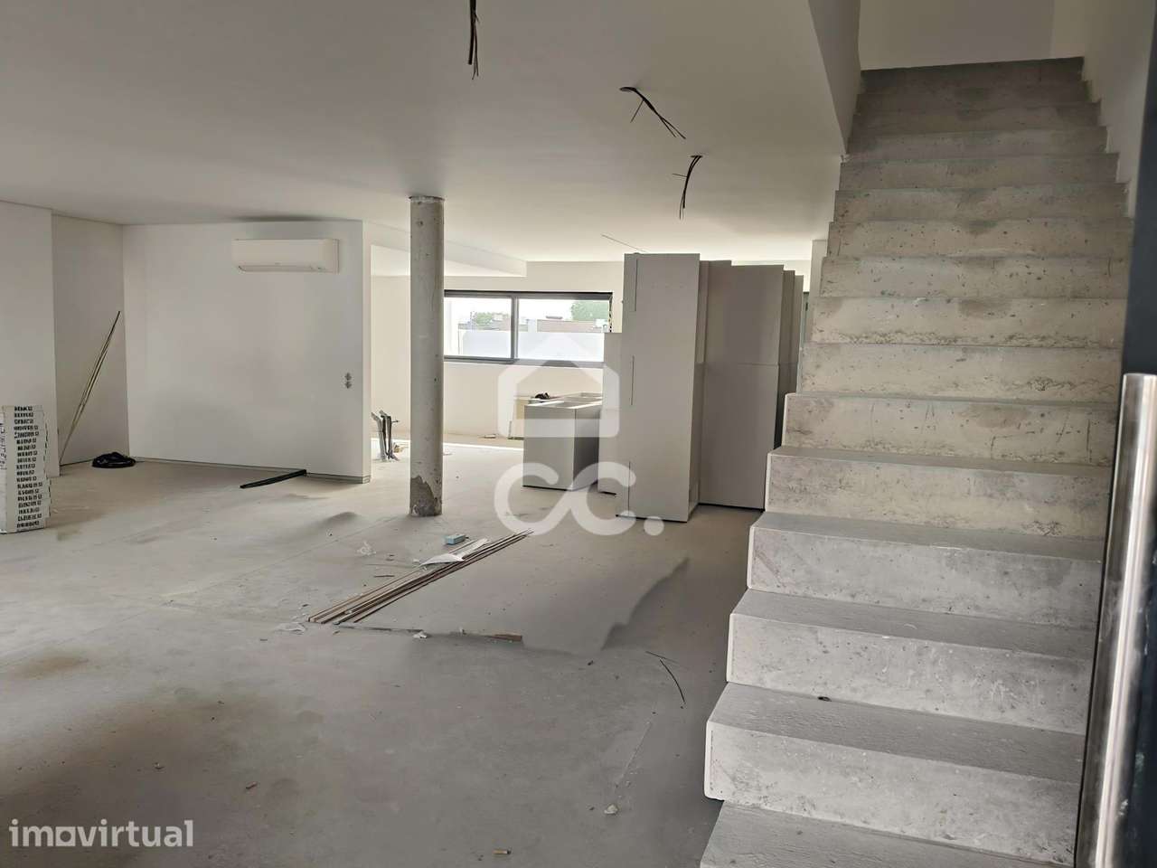 Moradia T3 Nova com 3 Suites, Jardim e Terraço – Design Contemporâneo - Grande imagem: 5/28