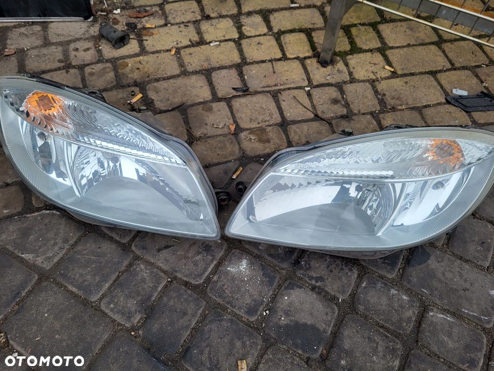 Lampa przednia skoda fabia 2 bez uszkodzeń