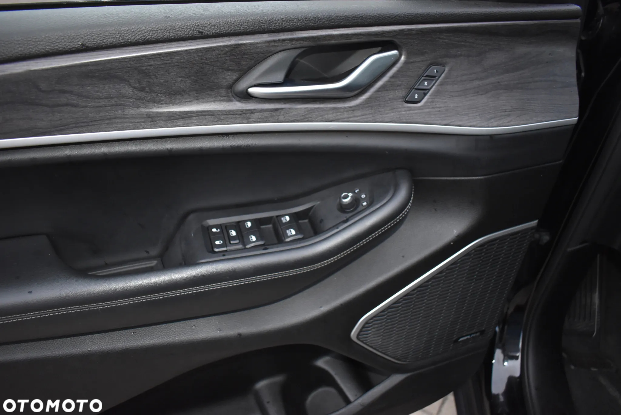 Jeep Grand Cherokee - 32