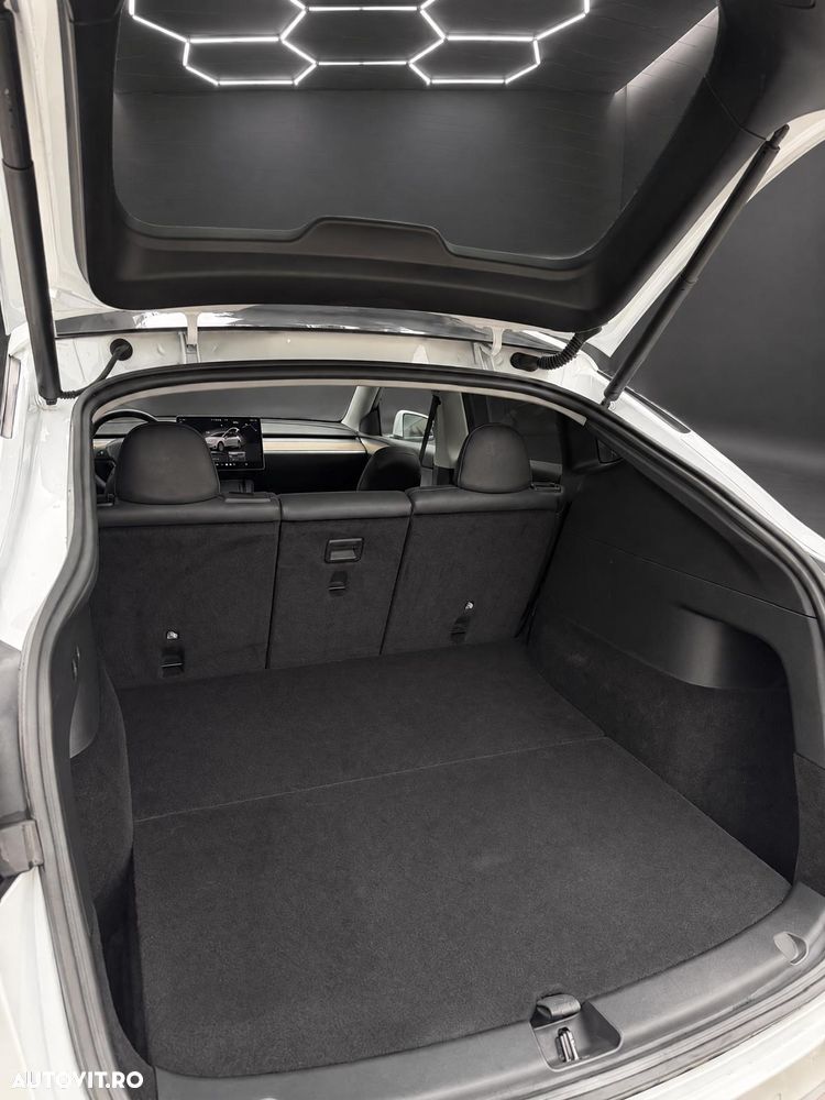 Tesla Model Y Long Range Dual Motor AWD - 12