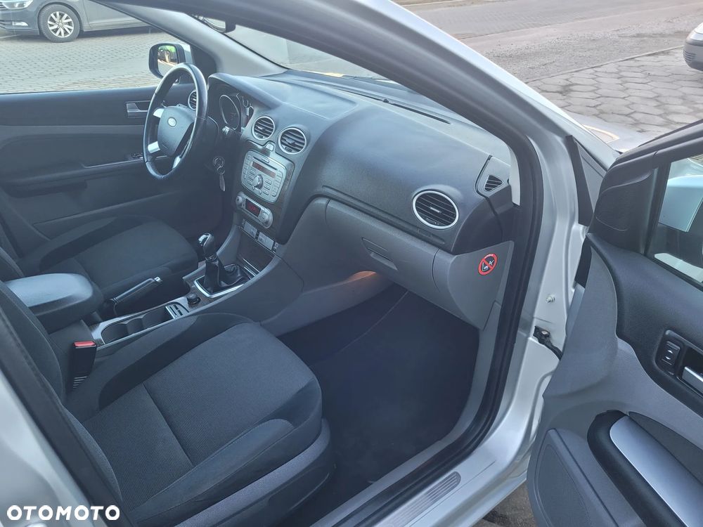 Ford Focus 1.6 Ghia - 16