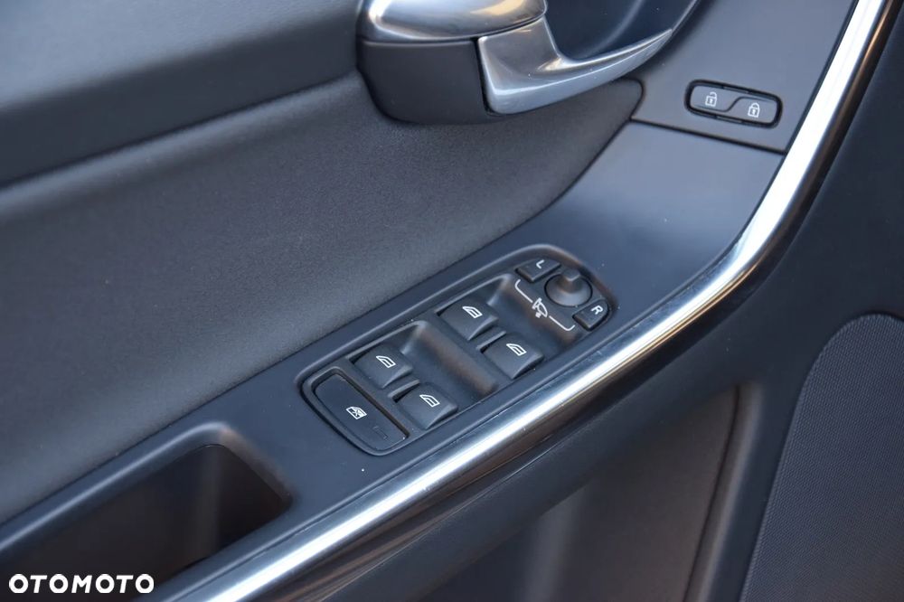 Volvo XC 60 D5 AWD Geartronic Momentum - 13