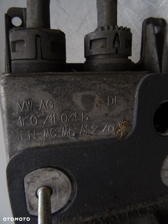 VW GOLF V HB 5D 1.9TDI LEWAREK WYBIERAK BIEGÓW 1K0711061B - 5