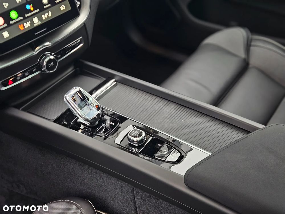 Volvo XC 60 T8 Plug-In Hybrid AWD Ultra Black Edition - 11